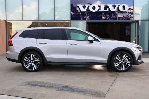 2024 Volvo V60 Cross Country Z Series Ultimate B5 Bright Wagon Image 4