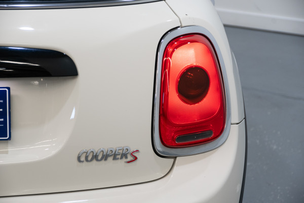 2015 MINI Cooper S Hatch image 10