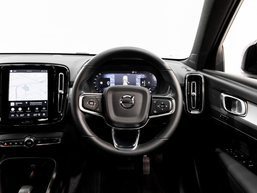 2025 Volvo XC40 XZ Ultra B4 Dark SUV Image 18