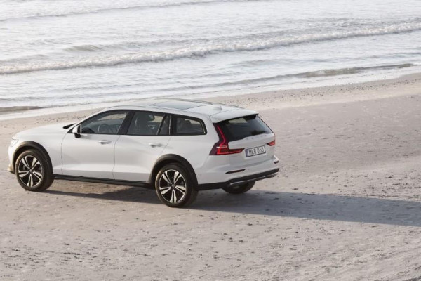 2024 MY25 Volvo V60 Cross Country  Ultra B5 Bright Wagon Image 5