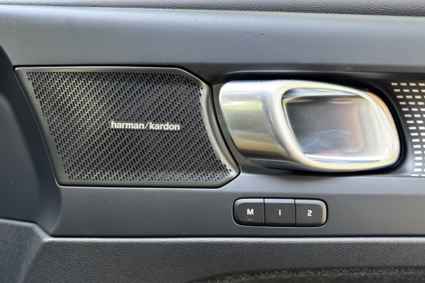 2025 Volvo XC40 XZ Ultra B4 Dark SUV Image 11