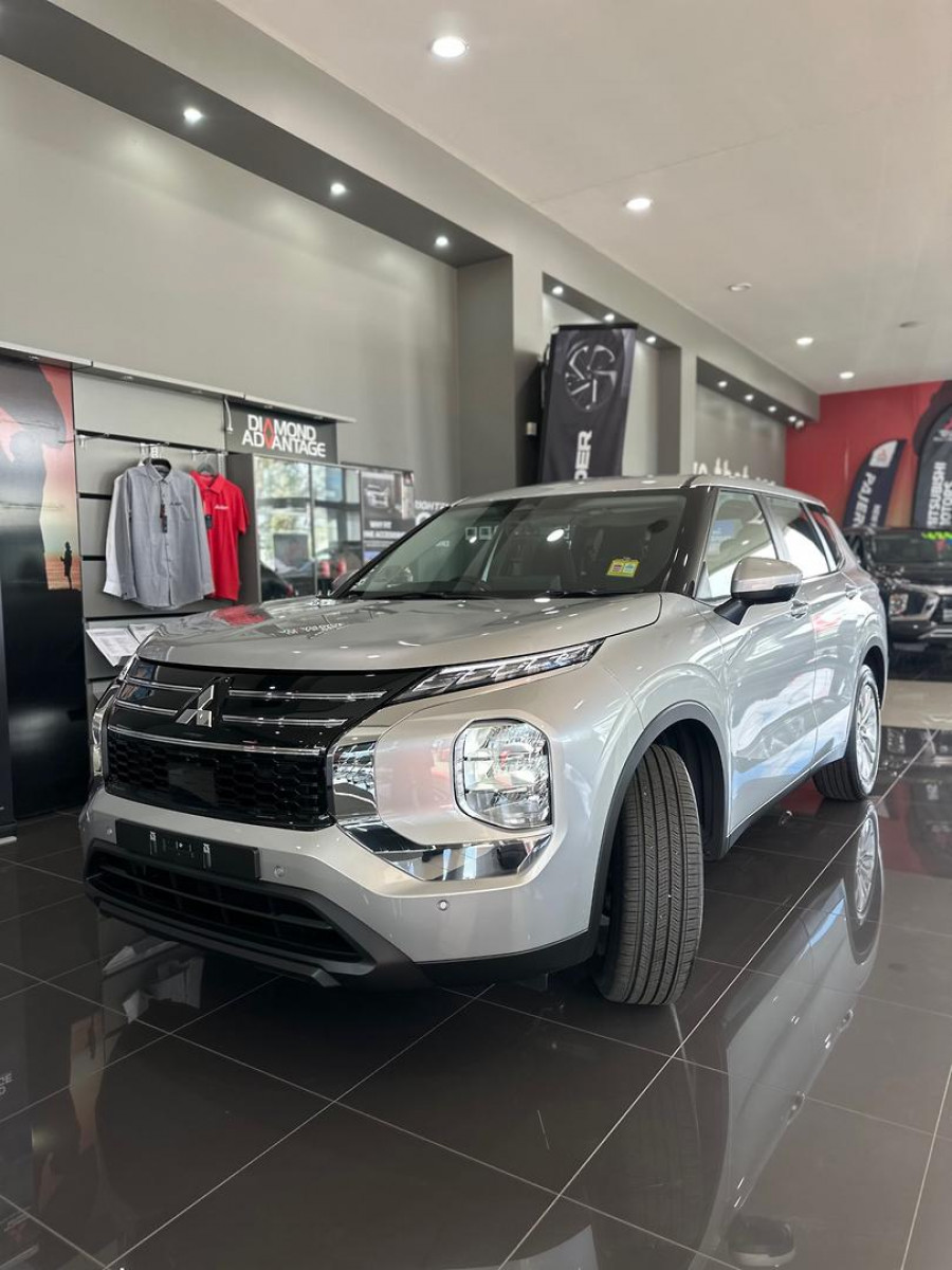 2025 MY24 Mitsubishi Outlander ZM ES SUV Image 3