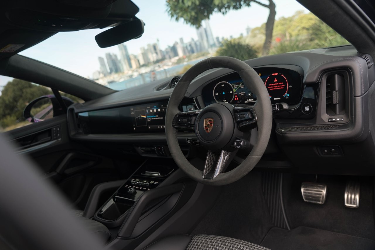 2024 Porsche Cayenne GTS Coupe Image 8