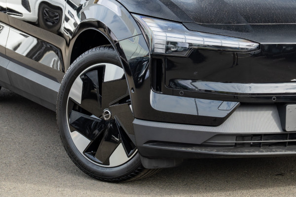 2026 Volvo EX30  Single Motor Extended Range Ultra SUV Image 6