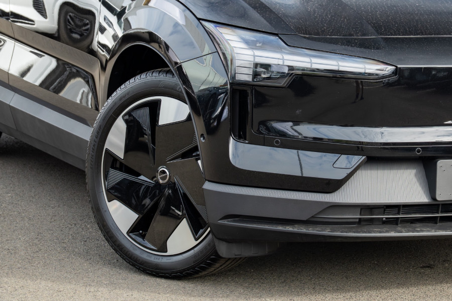 2026 Volvo EX30  Single Motor Extended Range Ultra SUV Image 6