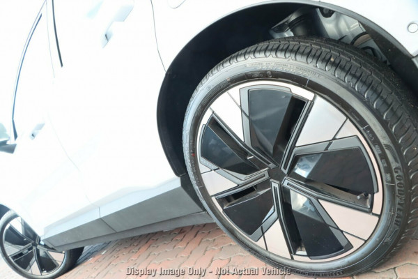 2024 Volvo EX30  Single Motor Extended Range Ultra SUV Image 4