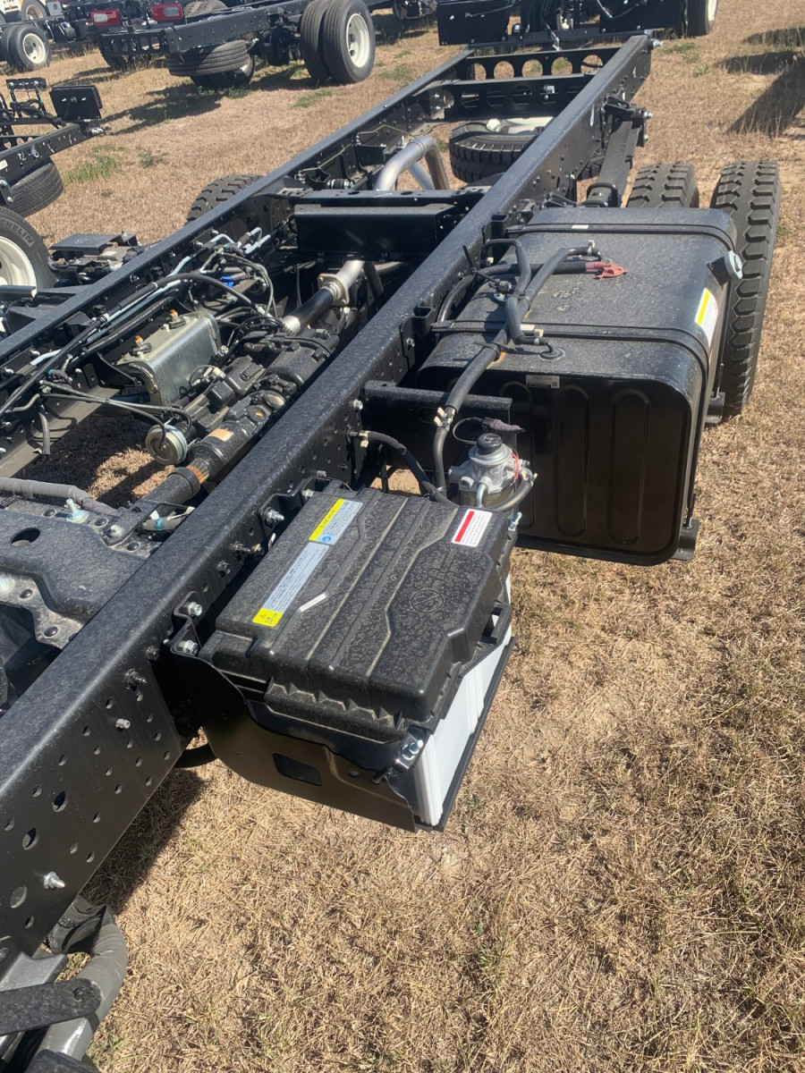 2026 Isuzu  NPS 75-175 MT D34 Cab Chassis Image 8
