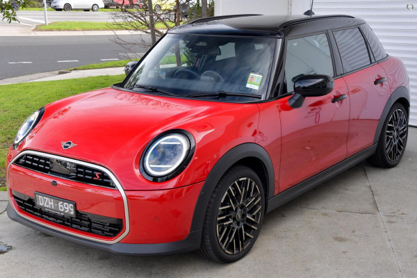 2026 MY25 MINI Cooper F65 S Favoured Hatch image 24