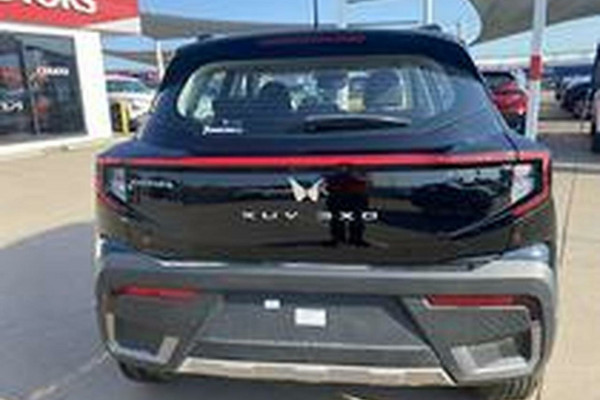 2025 Mahindra XUV3X0  AX5L SUV Image 4