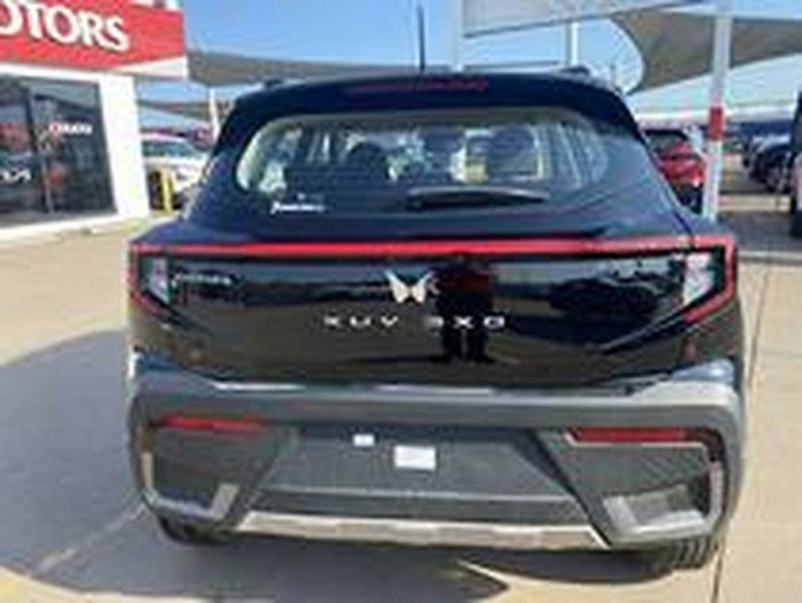 2025 Mahindra XUV3X0  AX5L SUV Image 4