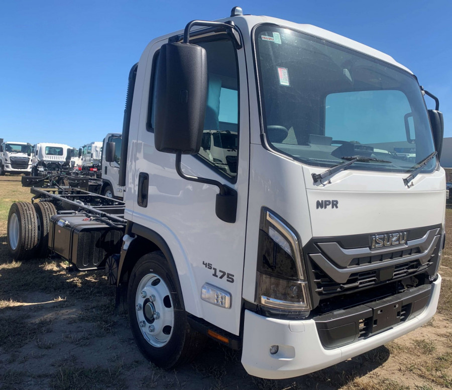 2026 Isuzu NPR Cab Chassis Image 2