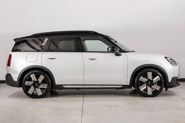 2026 MINI Countryman U25 SE Favoured SUV image 8