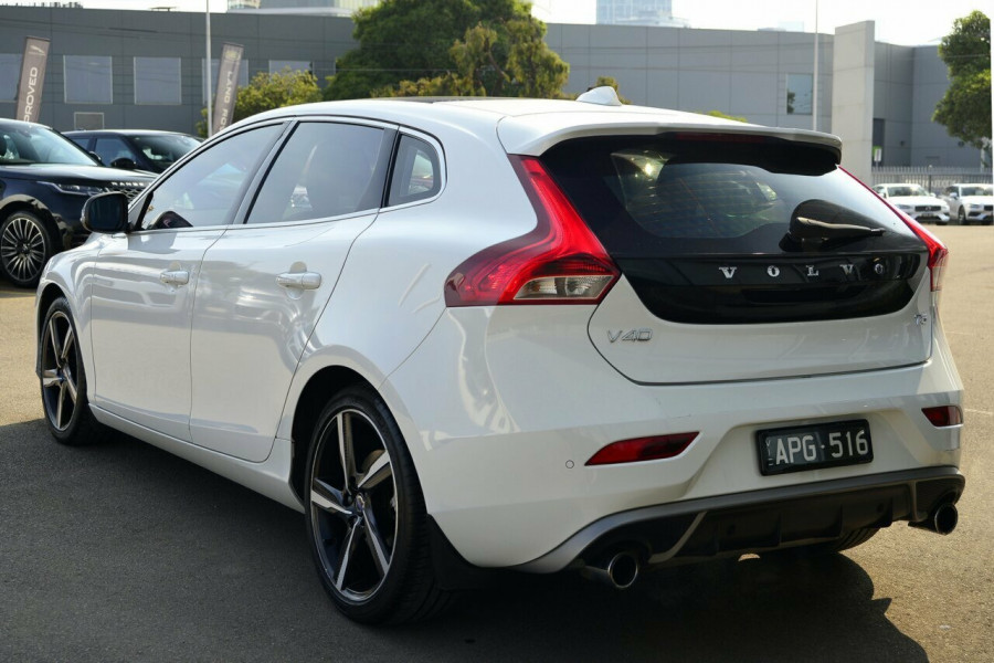 2016 Volvo V40 T5 R-DESIGN Sedan