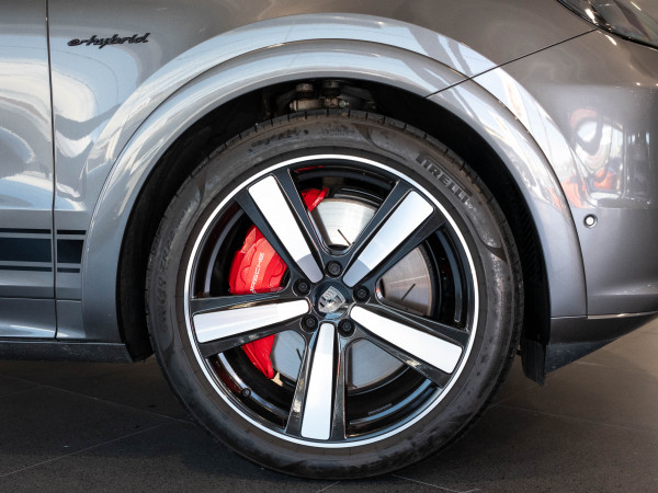 2024 MY25 Porsche Cayenne Turbo E-Hybrid SUV image 42