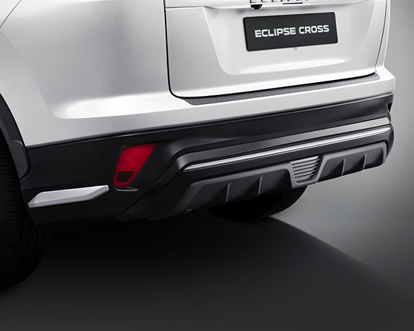 Rear bumper garnish