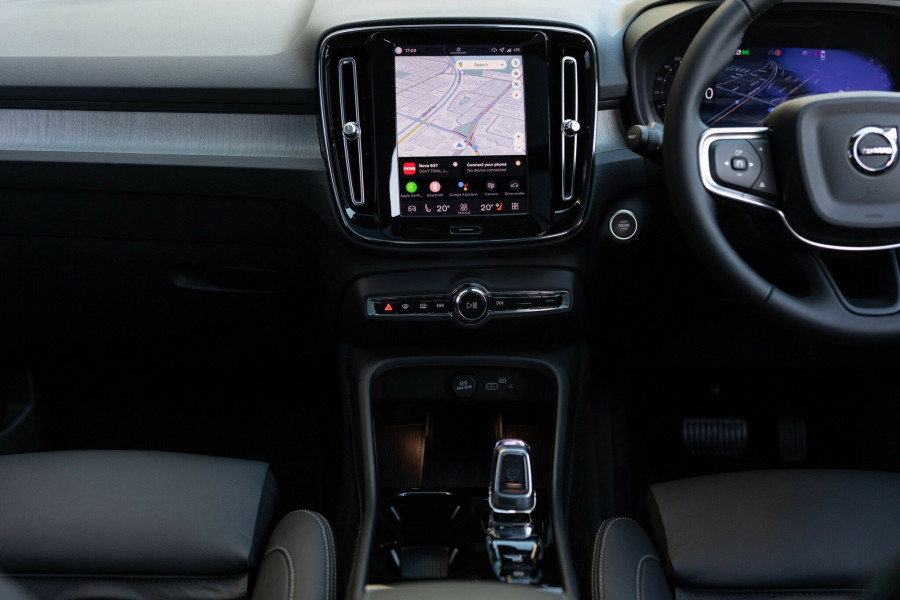 2025 MY26 Volvo XC40 XZ Ultra B4 Dark SUV Image 22