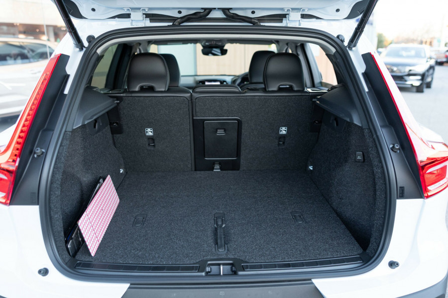 2025 MY26 Volvo XC40 XZ Ultra B4 Dark SUV Image 19