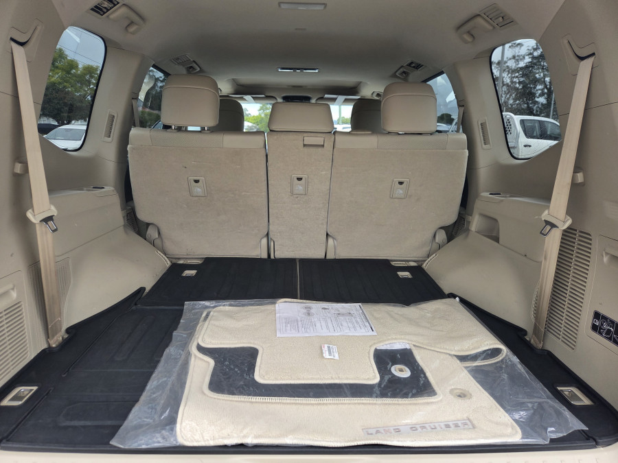 2024 Toyota LandCruiser FJA300R VX SUV Image 10