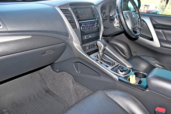 2016 Mitsubishi Pajero Sport QE GLS SUV Image 12