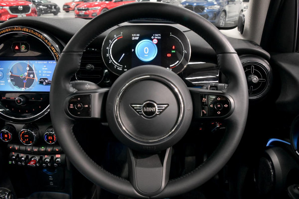 2022 MINI Cooper F55 LCI-2 C Classic Hatch image 8