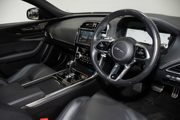 2022 Jaguar XE P300 R-Dynamic SE Sedan Image 18