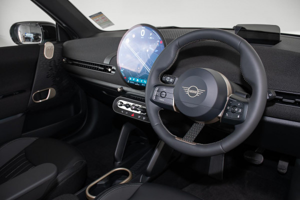 2026 MINI Cooper J01 SE Favoured Hatch image 7