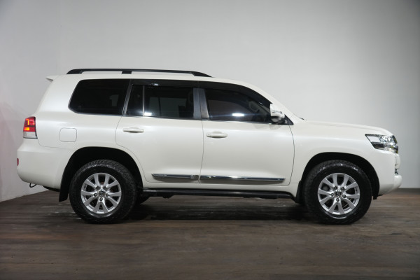 2018 Toyota LandCruiser Sahara SUV Image 4