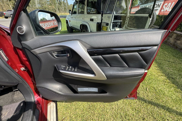 2017 Mitsubishi Pajero Sport QE Exceed SUV Image 2