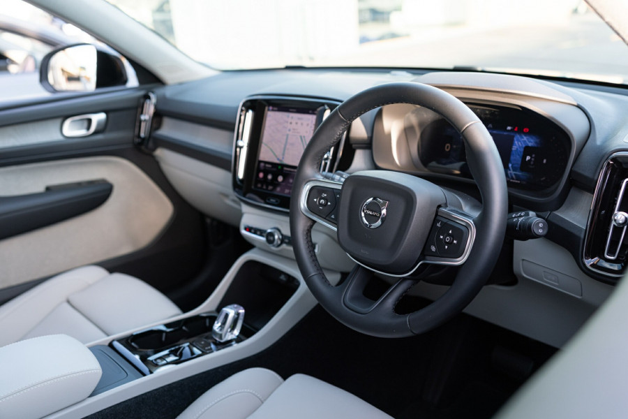 2026 Volvo XC40 XZ Ultra B4 Dark SUV Image 14