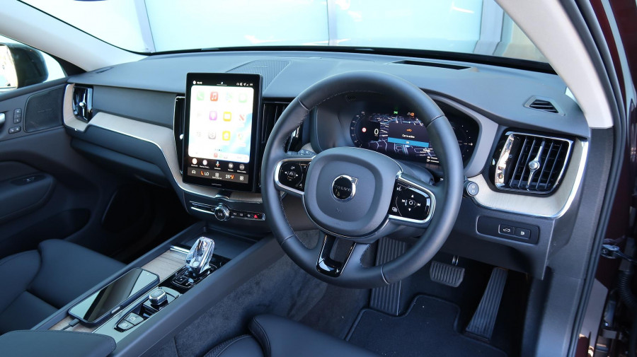 2025 Volvo XC60 UZ Plus T8 Plug-in Hybrid Dark SUV Image 25