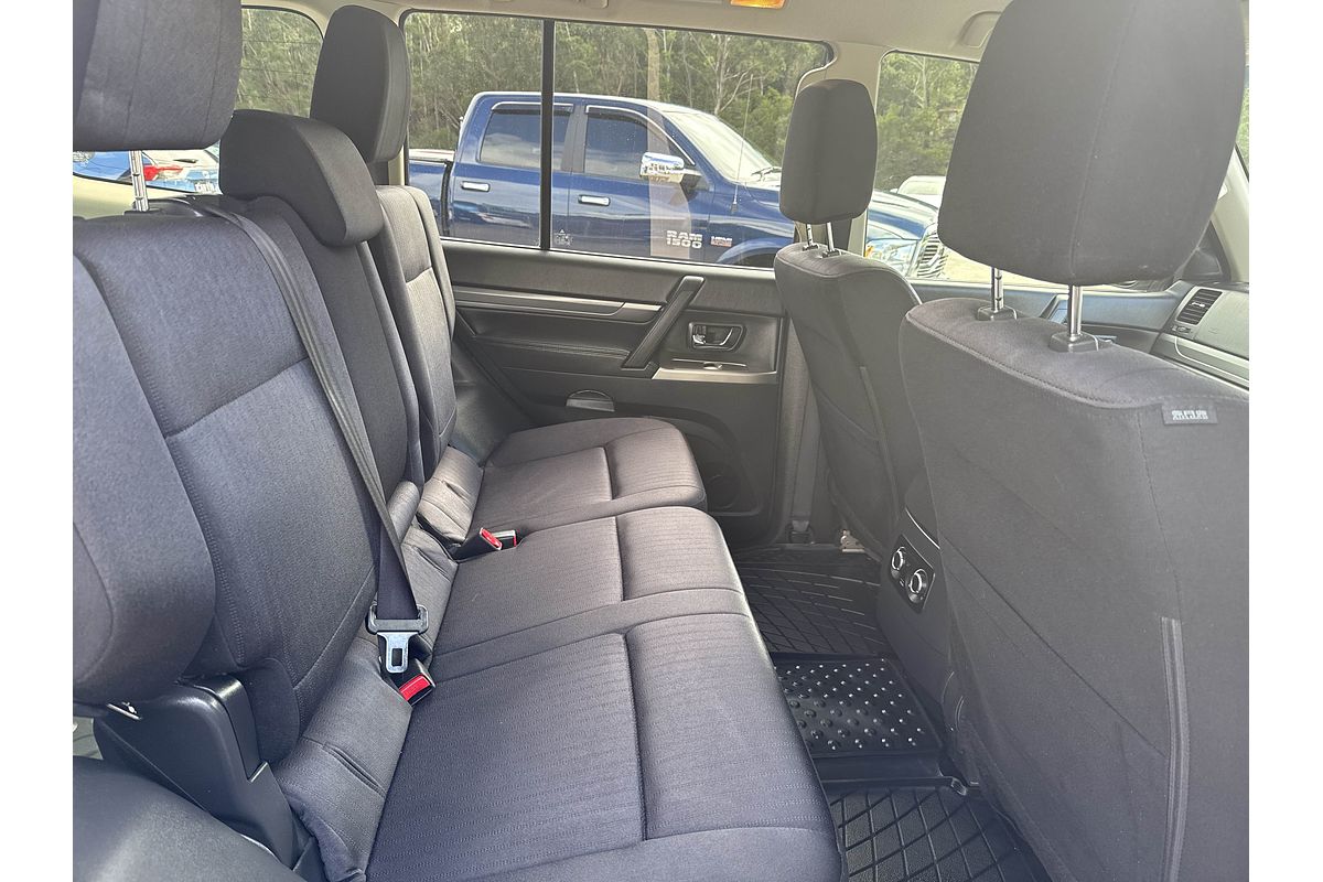 2017 Mitsubishi Pajero NX GLX Wagon Image 9