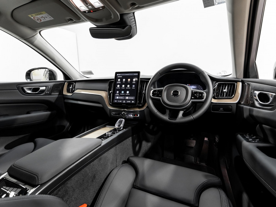 2026 Volvo XC60 UZ B5 Ultra Dark 2.0P, Mild Hybrid SUV Image 11