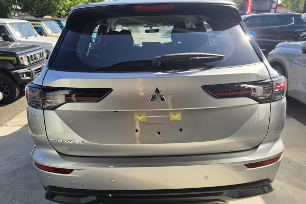 2026 Mitsubishi Outlander ZM ES SUV Image 4