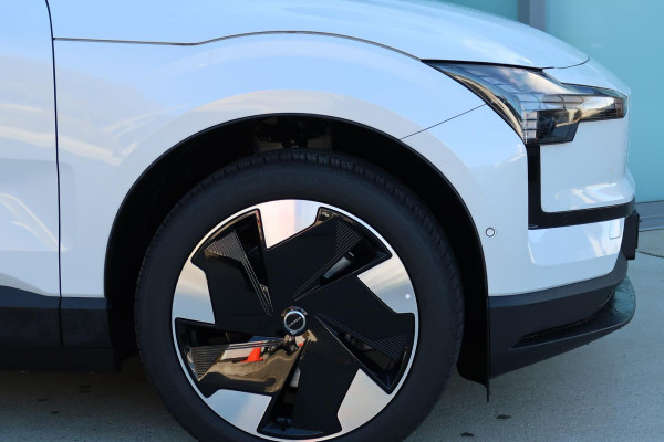 2025 Volvo EX30  Single Motor Extended Range Ultra SUV Image 21