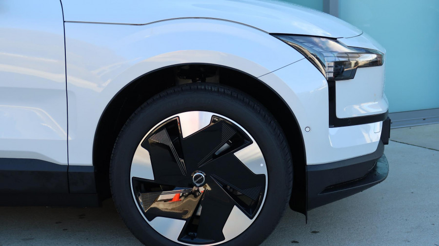 2025 Volvo EX30  Single Motor Extended Range Ultra SUV Image 21