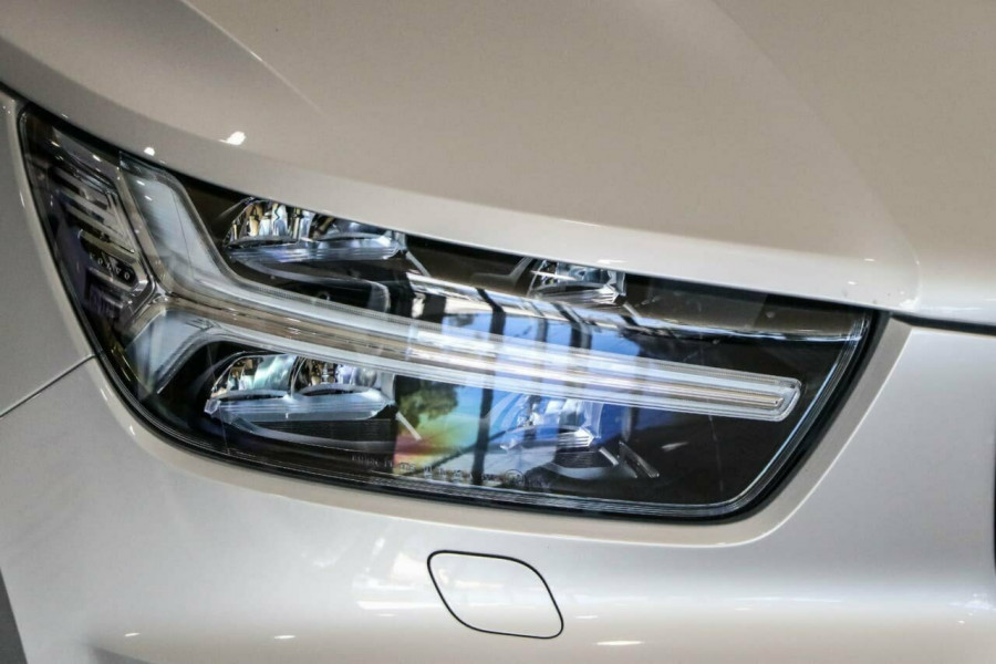 2019 Volvo XC40 XZ T4 Momentum Suv Image 10