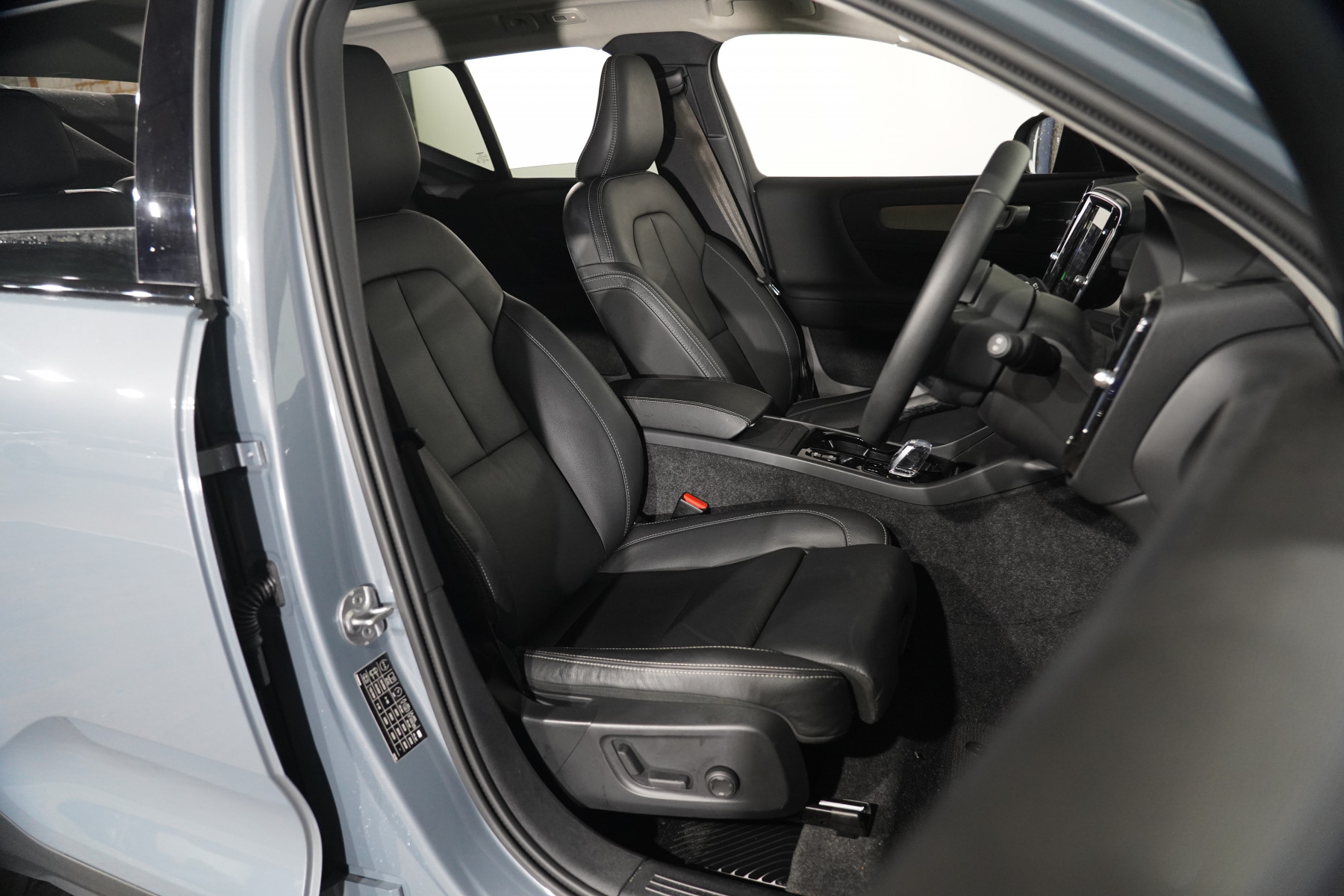 2022 Volvo Xc40 Ultimate B5 Dark Mhev SUV Image 28