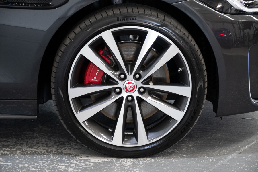 2022 Jaguar XE P300 R-Dynamic SE Sedan Image 6