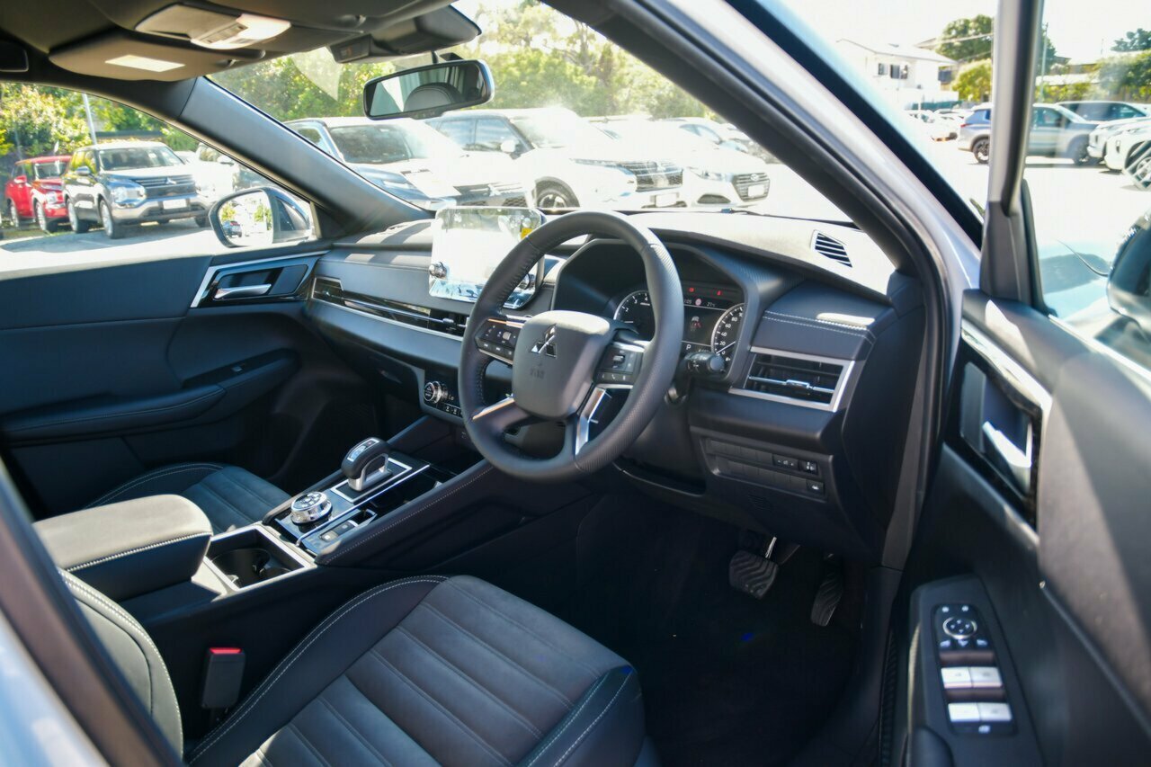 2024 Mitsubishi Outlander ZM Black Edition SUV Image 16