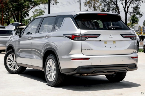 2025 Mitsubishi Outlander ZM ES SUV Image 4