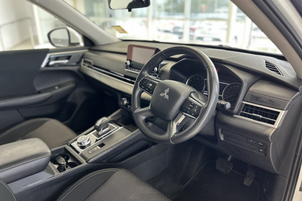 2023 MY24 Mitsubishi Outlander ZM ES SUV Image 7