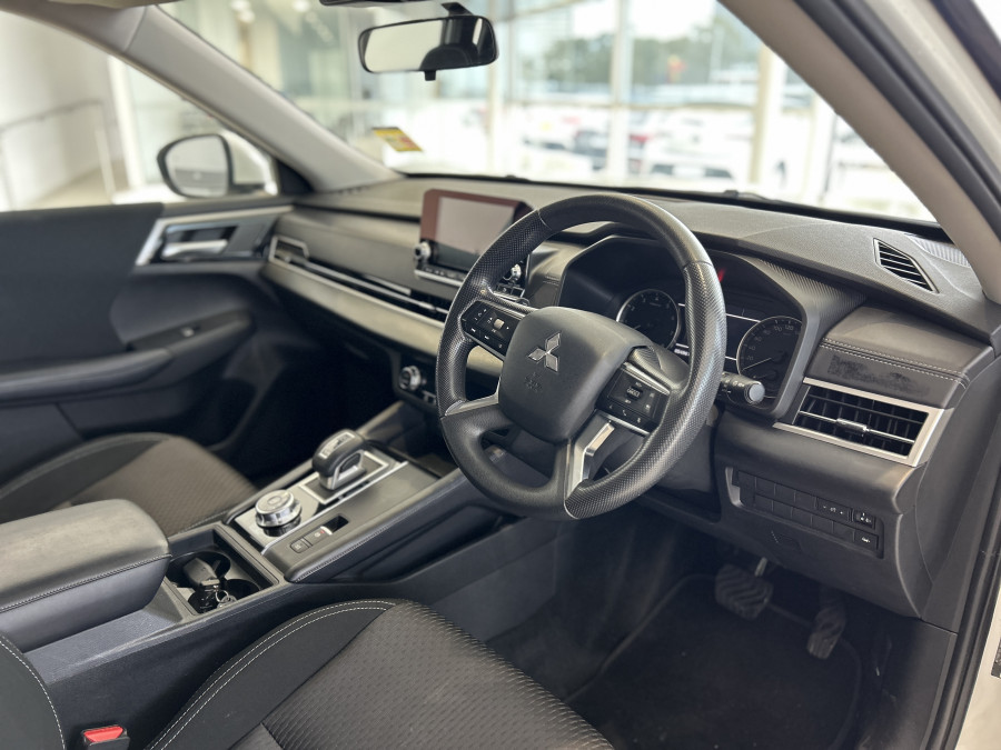 2023 MY24 Mitsubishi Outlander ZM ES SUV Image 7