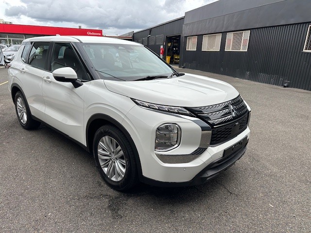 2023 Mitsubishi Outlander ZM ES SUV Image 2