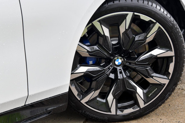 2025 BMW 5 Series G60 520i M Sport Sedan image 28