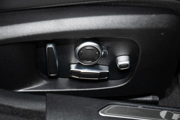 2022 Jaguar XE P300 R-Dynamic SE Sedan Image 17