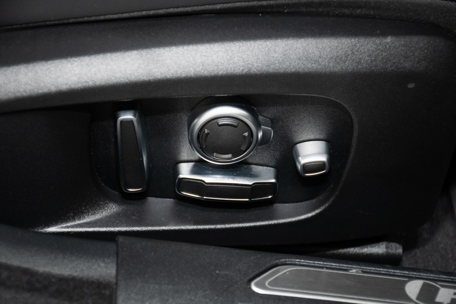 2022 Jaguar XE P300 R-Dynamic SE Sedan Image 17