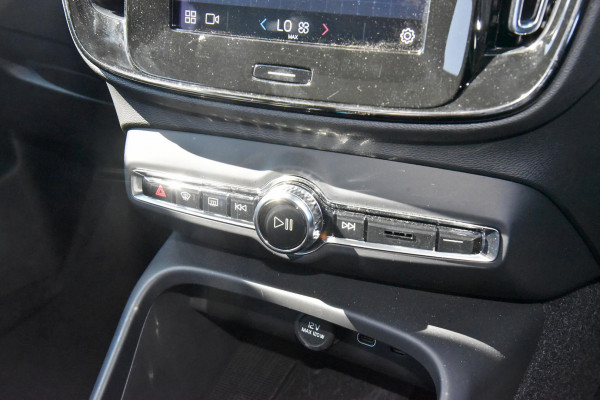 2023 Volvo XC40  Ultimate B5 Dark SUV Image 6