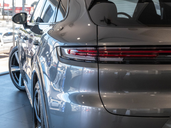 2024 MY25 Porsche Cayenne Turbo E-Hybrid SUV image 12