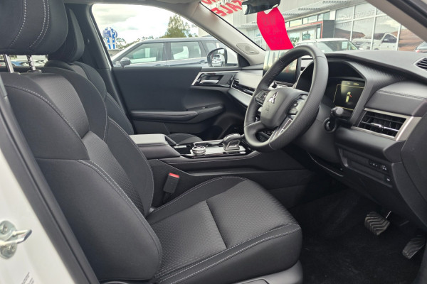 2025 Mitsubishi Outlander ZM LS SUV Image 13