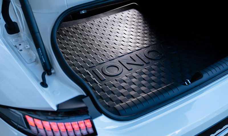 Cargo liner tray